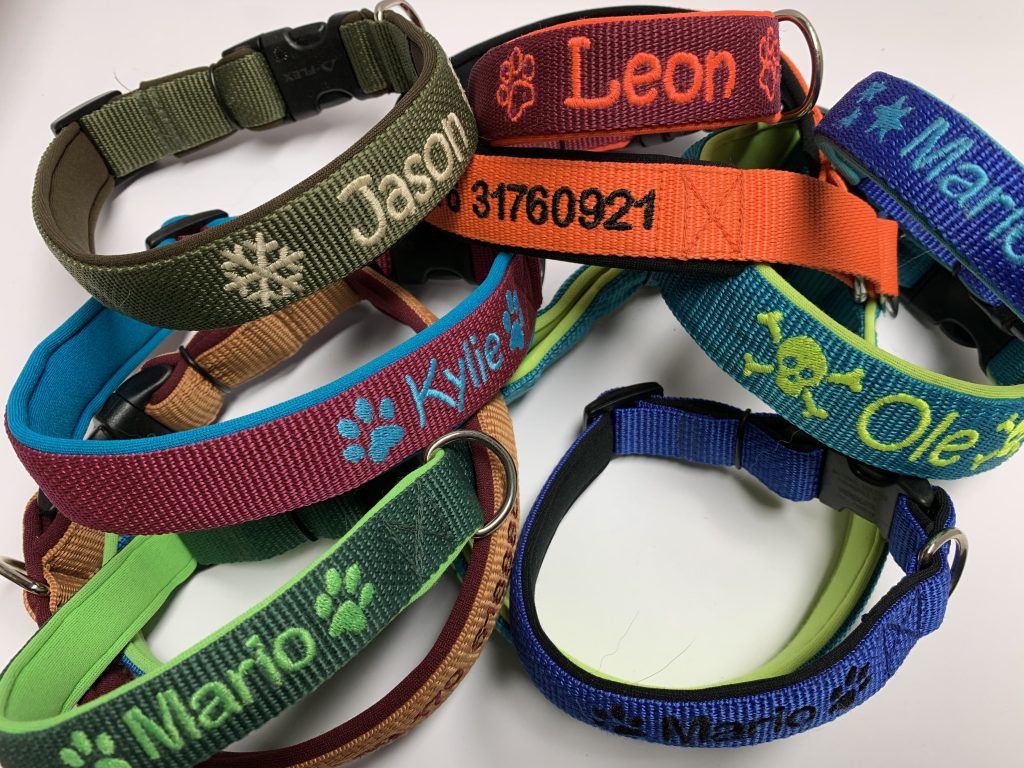 Halsband mit Namen und/oder Telefonnummer bestickt Der etwas andere Hundeladen